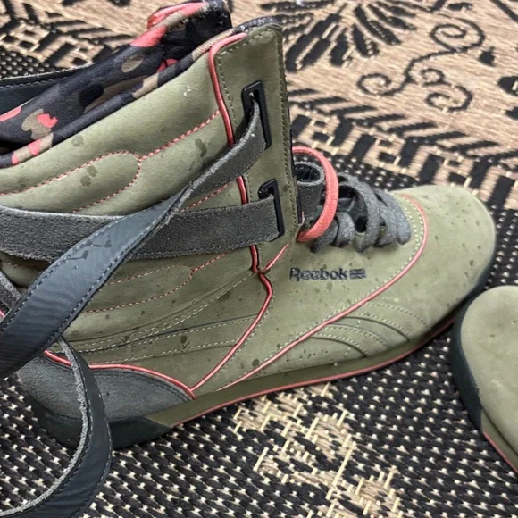 Reebok High-Top Sneakers with Straps women’s size 8.5 - Picture 4 of 9